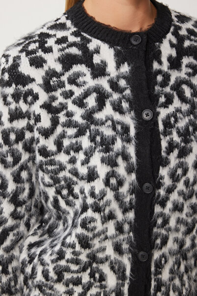 Happiness İstanbul Dámsky čiernobiely pletený sveter s krátkymi bradami s leopardím vzorom Us00935