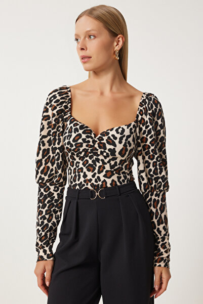 Happiness İstanbul Kadın Bej Kahverengi Leopar Desenli Kalp Yaka Crop Örme Bluz FF00167