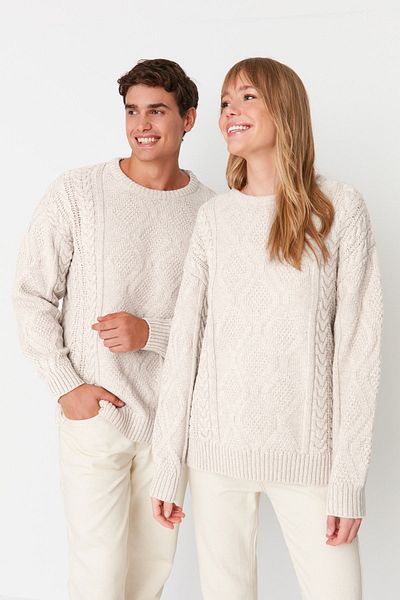 Trendyol Collection Oversize-Strickpullover mit geflochtenem Rundhalsausschnitt - Weiß TMNAW23KZ00280