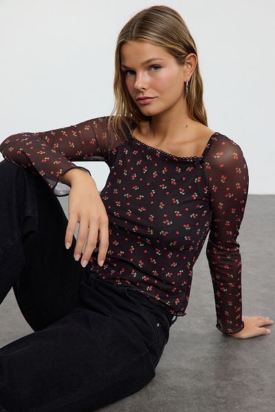 Trendyol Collection Μαύρη πλεκτή μπλούζα με τετράγωνο λαιμό - Cherry print και λεπτομέρεια φιόγκου TWOAW25BZ00253