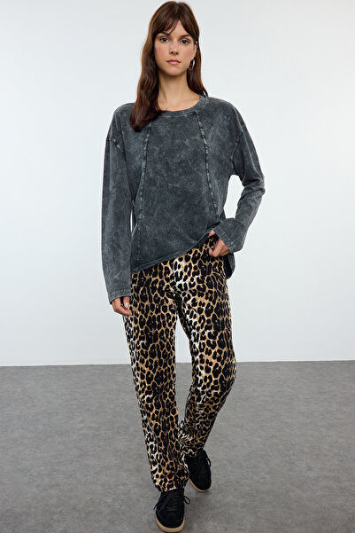 Trendyol Collection Antracitové tlusté bavlněné tričko s efektem praní a detailem prošívání Asymetrické pletené tričko TWOAW25TS00011