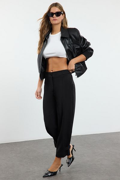 Trendyol Collection Limitowana edycja - czarne spodnie z ozdobnymi nogawkami TWOAW25PL00052
