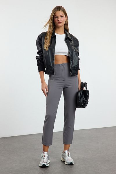 Trendyol Collection Knöchellange, anthrazitfarbene, gewebte Hose mit hoher Taille und Knöcheldetail, TWOSS20PL0515