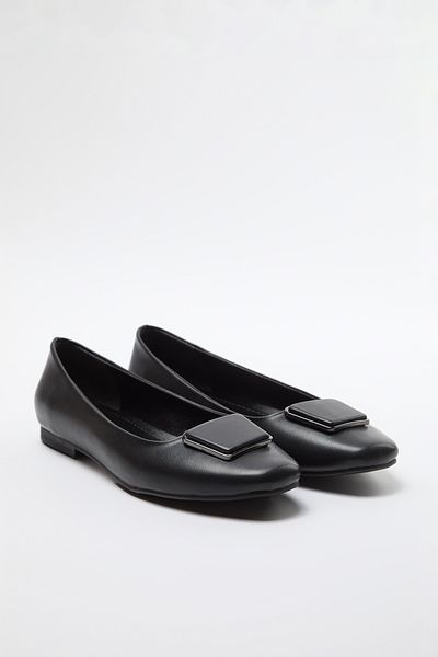 TRENDYOL SHOES Rövid sarkú fekete csatos női balerinák - TAKAW25BE00006
