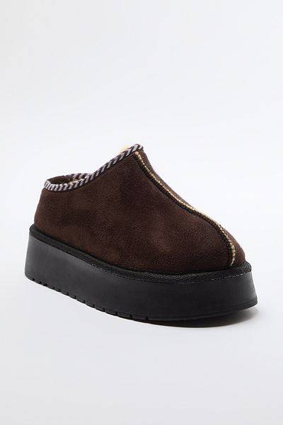 TRENDYOL SHOES Dunkelbraune Damen-Stiefeletten mit Stickereidetails und Fell innen und dicker Sohle TAKAW25BO00028