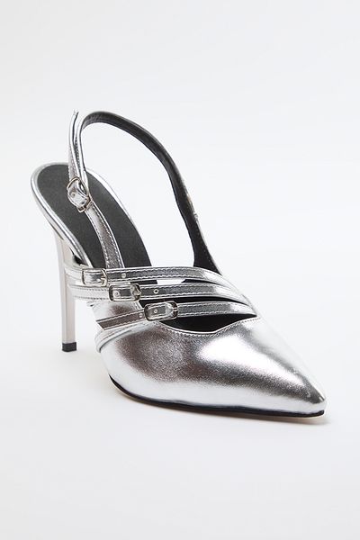 TRENDYOL SHOES Dámské boty na tenkém podpatku se stříbrnou špičkou - Takaw25To00008