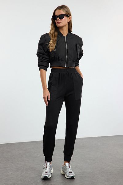 Trendyol Collection Μαύρο αλεξίπτωτο με λεπτομέρεια τσέπης ίσιο πλεκτό παντελόνι Jogger TWOAW25EA00045