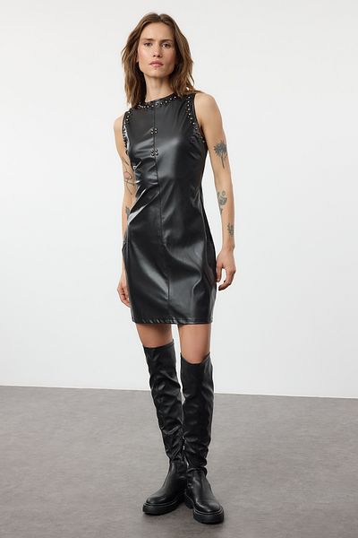 Trendyol Collection Černé minišaty Trock z umělé kůže – vypasované, Twoaw25El00419