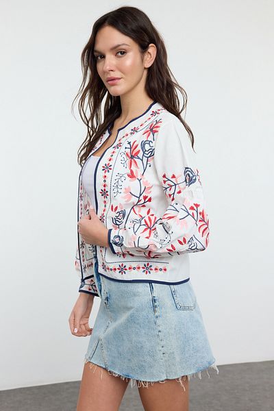 Trendyol Collection Λευκό κέντημα με λαιμόκοψη υφαντό μπουφάν TWOAW25CE00084