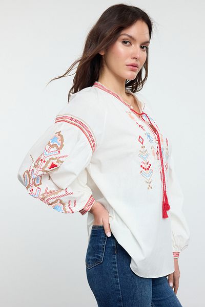 Trendyol Collection Weiße, bestickte, mit Spitze verzierte, gewebte Bluse TWOAW25BZ00296
