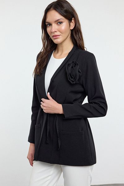 Trendyol Modest Πλεκτό μπουφάν κρεπ με λεπτομέρεια λουλουδιών σε μαύρο γιακά TCTAW25CK00003