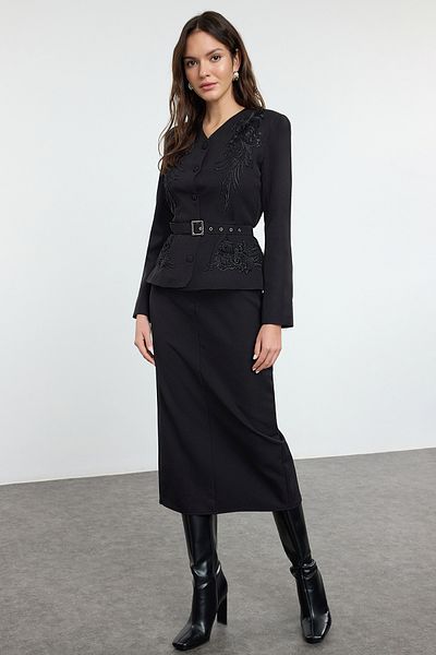 Trendyol Modest Schwarze gewebte Jacke mit Gürteldetail TCTAW25CK00004