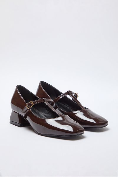 TRENDYOL SHOES Brązowe damskie lakierowane skórzane buty typu Mary Jane na obcasie typu Block z paskiem w kształcie litery T Takaw25To00035