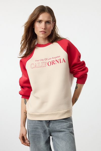 Trendyol Collection Плетен суитшърт от дебела вътрешна част с щампа на тъмен черешов лозунг - спокойна кройка Twoaw25Sw00196