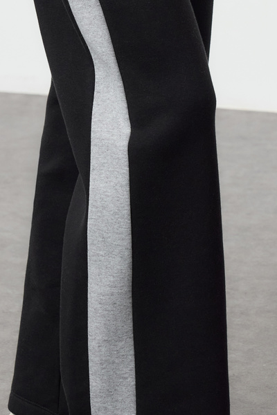 Trendyol Collection Μαύρο Colorblock Φαρδύ πόδι Χοντρό Fleece Πλεκτό Παντελόνι Φούτερ TWOAW25EA00040