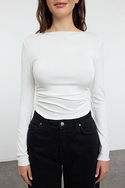 Trendyol Collection Hajónyakú, rugalmas kötött blúz - ekrü viszkóz, drapériás részlet, illeszkedő ráncolt TWOAW25BZ00225