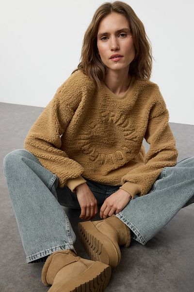 Trendyol Collection Χοντρό κεντημένο ανοιχτό καφέ βελούδινο φούτερ - Overize Fit TWOAW25SW00243