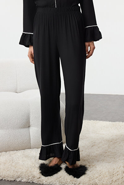 Trendyol Collection Σετ πιτζάμες από βισκόζη με μαύρη δαντέλα και λεπτομέρεια βολάν THMAW25PT00178