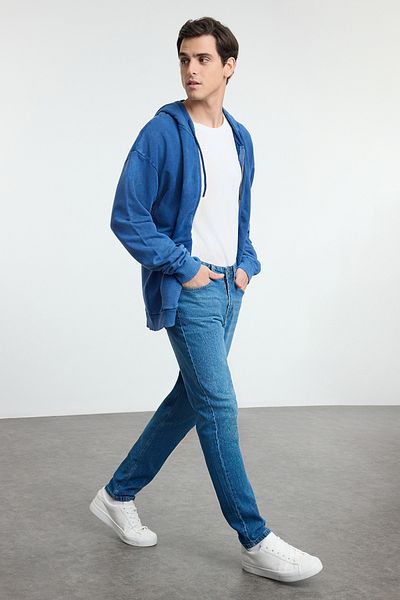 Trendyol Collection Mittelblaue Comfort Fit Essential Jeans – TMNAW25JE00008