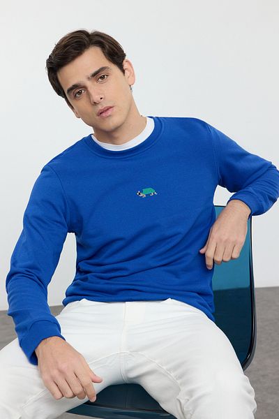 Trendyol Collection Indigo Crew mikina s vyšívaným krkem – pravidelný střih Tmnaw25Sw00158