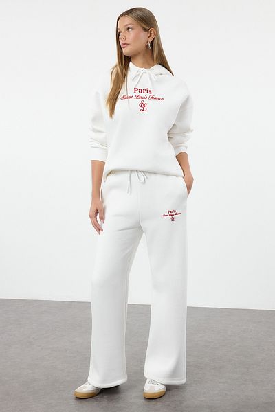 Trendyol Collection Ecru Slogan Κεντητό Fleece Χοντρό Σετ φόρμας - κανονική εφαρμογή Twoaw25Em00014
