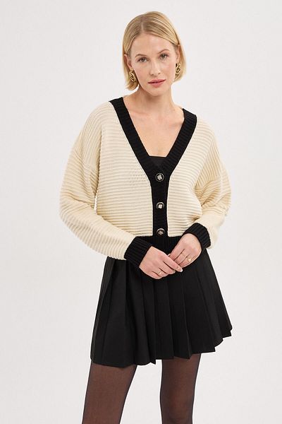 BEJNA Stilvolle Strickjacke für Damen in Ecru mit Knopfdetail