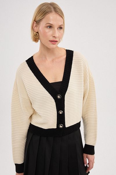 BEJNA Stilvolle Strickjacke für Damen in Ecru mit Knopfdetail