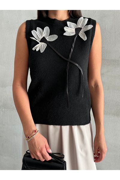 Laluvia Schwarzer Pullover mit Gänseblümchen-Applikation
