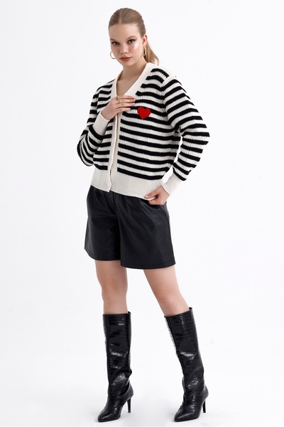 MD trend Dámský pletený svetr s proužkovaným vzorem srdce