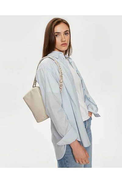 Calvin Klein Ultralehká crossbody kabelka se silným popruhem