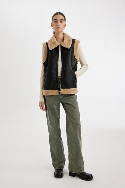 DeFacto Faux Leather Water Repellent Vest - Regular Fit, Faux Fur Inside Surface, Zip-Up B2434Ax24Wn