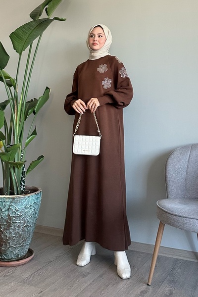 InStyle Horkohnedé úpletové šaty s balónikovým rukávom zdobeným kvetmi