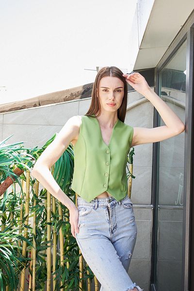 Jument Vestă scurtă din țesătură lycra ușoară, cu decolteu în V, cataramă în D (PANTALONI DISCRETE 40057) - verde fistic