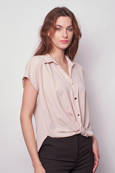 Jument Lycra fără guler din țesătură elegantă, cu umeri jos, cămașă plisată în față-bej
