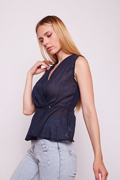 Jument Αμάνικο μπλουζάκι Vual Anvelop διπλό πέτο με πλισέ μπροστά και βολάν στη μέση - Σκούρο μπλε