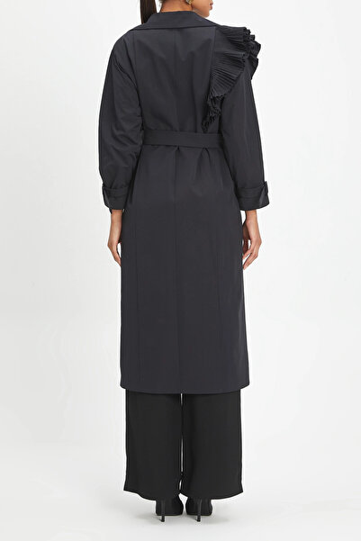 SERPİL Pile Detaylı Uzun Kuşaklı ve Çift Düğmeli Şık Siyah Trençkot 40127