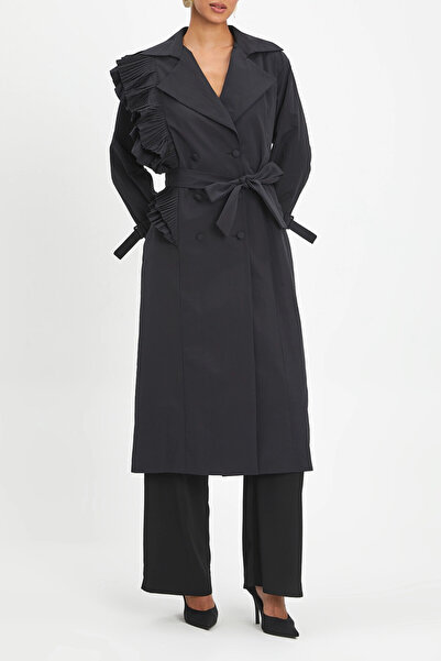 SERPİL Pile Detaylı Uzun Kuşaklı ve Çift Düğmeli Şık Siyah Trençkot 40127