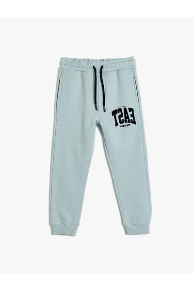 Koton Jogginghose mit College-Print und erhabenem Muster – Bindegürtel in der Taille und Taschendetails