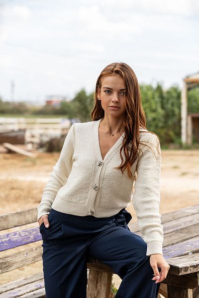 VerdeBlanco V-Neck Button Detailed Cardigan White