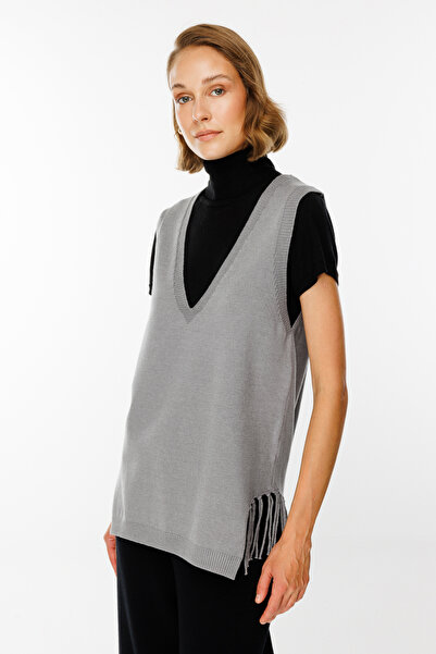 ON V Yaka Püskül Detaylı Süveter