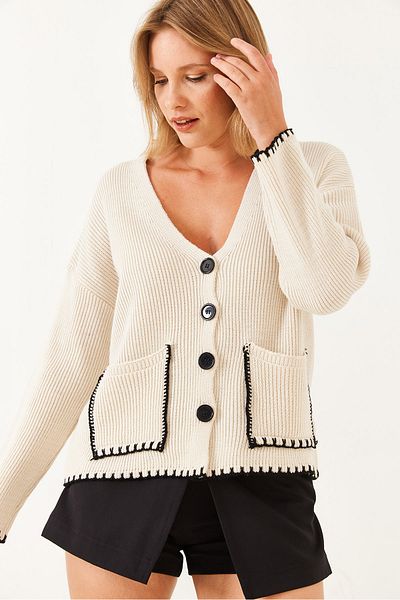 Bianco Lucci Damen-Strickjacke mit Hirten-Nähten, detaillierten großen Taschen und vier Knöpfen, langärmlig 20246227