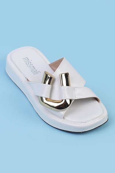 ShoeTek شبشب نسائي من ريفيكا بإبزيم من الجلد الأبيض