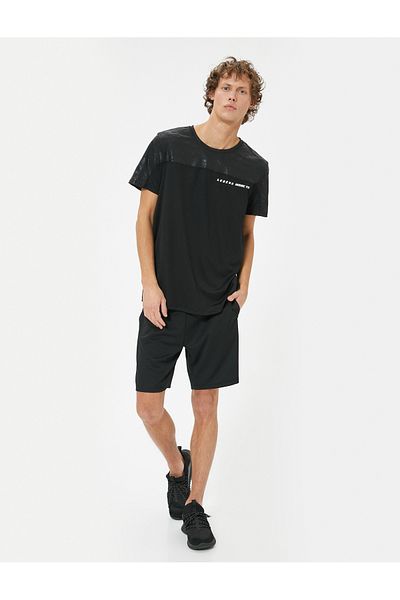 Koton Sport-T-Shirt mit Slogan-Aufdruck, Camouflage-Detail, kurzen Ärmeln und Rundhalsausschnitt