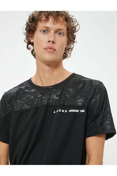 Koton Sport-T-Shirt mit Slogan-Aufdruck, Camouflage-Detail, kurzen Ärmeln und Rundhalsausschnitt
