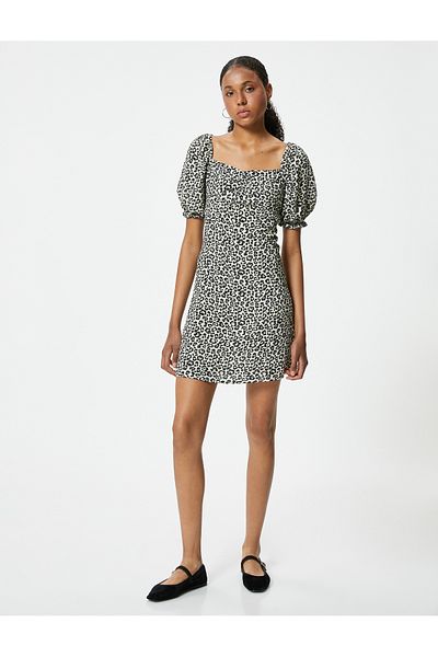 Koton Minišaty Slim Fit s leopardím vzorem - balónkový rukáv a límec se srdcem