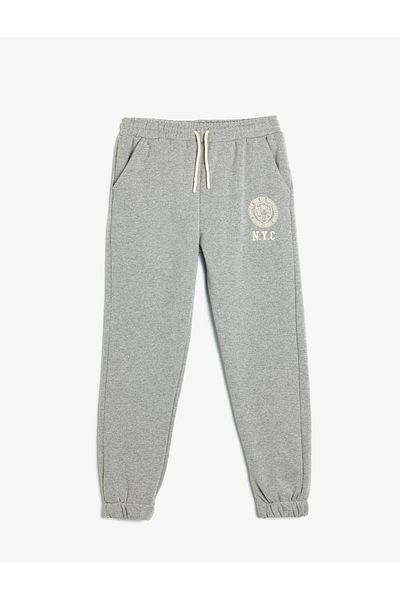 Koton Tepláky Jogger – detail s potiskem, zavazování do kapsy a pasu