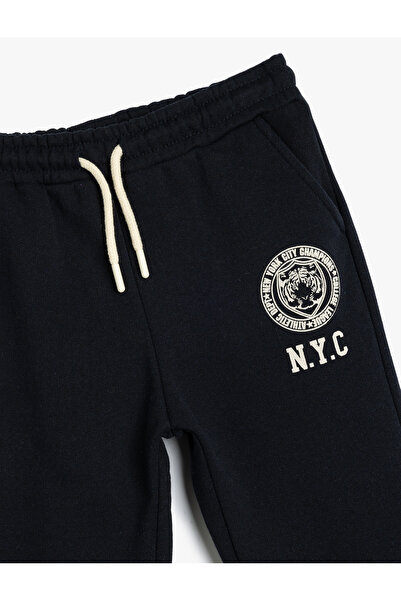 Koton Tepláky Jogger – detail s potiskem, zavazování do kapsy a pasu