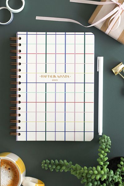 Matt Notebook Дневен ред А5 за 2025 г., спирала 15x21 см - 12 месеца