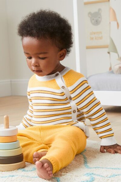 Tchibo طقم مكون من قطعتين من الجزء العلوي والسفلي المخطط للأولاد الصغار، باللون الأصفر