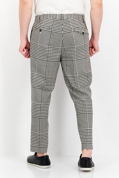 Twisted Tailor بنطلون رجالي قصير بقصّة عادية وشبكة دقيقة، أسود